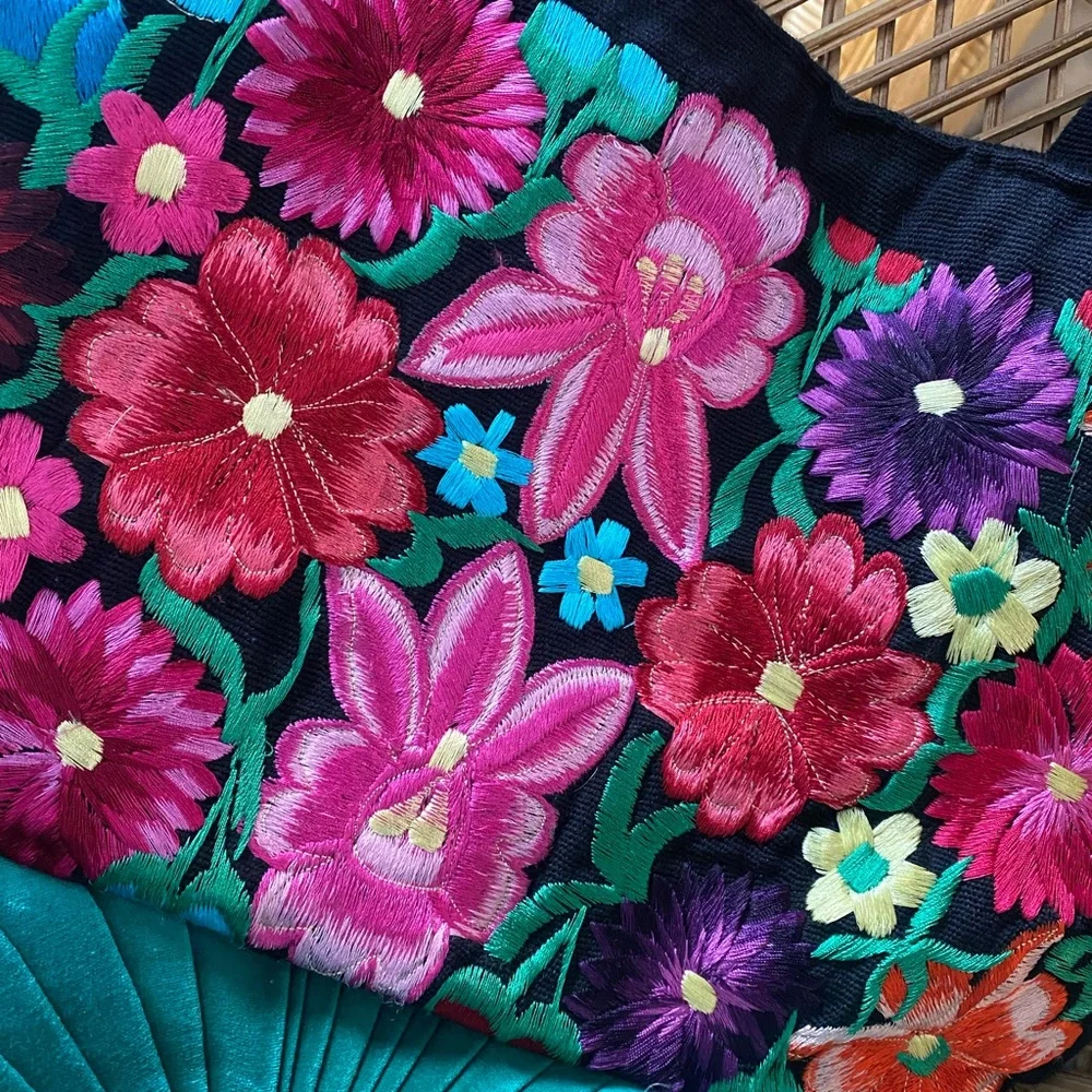 Embroidered purse - Picture 3 of 10